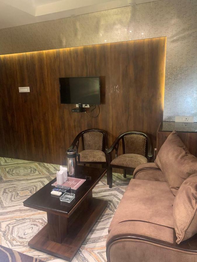 Hotel MMK Kanpur Buitenkant foto